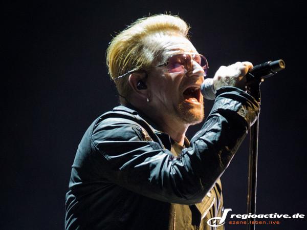 Mission und Schauwert - U2 feuern in der Mercedes-Benz-Arena in Berlin Botschaften auf allen Kanälen 