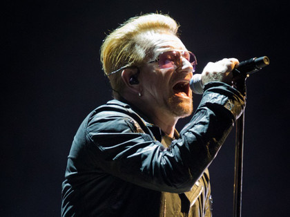 Mission und Schauwert - U2 feuern in der Mercedes-Benz-Arena in Berlin Botschaften auf allen Kanälen 